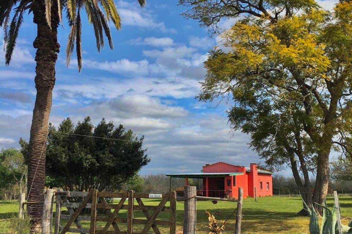 ¡Viví el Encanto Rural! Hermosa Casa de Campo con 7 Hectáreas en Colonia Elía